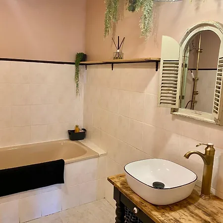 La Petite Maison Dans La Brousse *